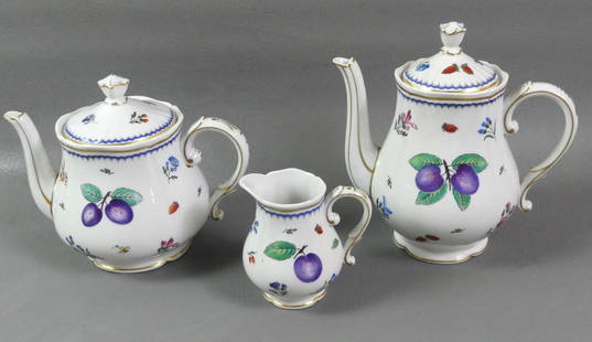 GINORI TEA SET - ITALIAN FRUITS: 3 piece Richard Ginori tea set in Italian Fruits design with 2 pots to 8.5 in tall and a creamer. Excellent condition.