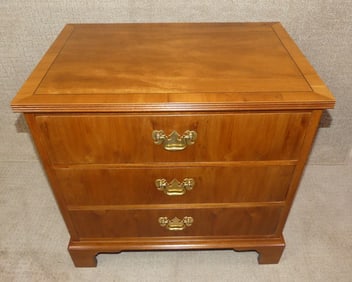 BIGGS MAHOGANY BACHELOR CHEST