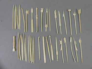 LOT MINI WHALEBONE IMPLEMENTS
