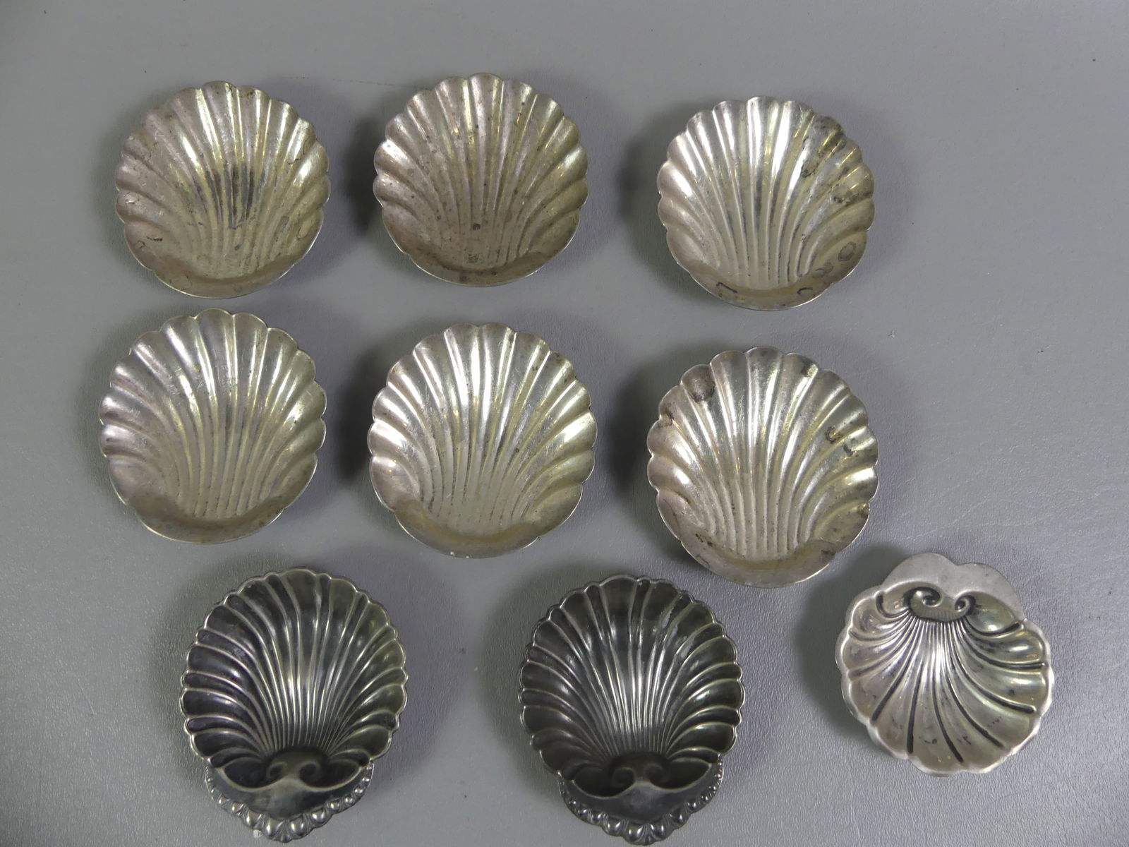 9 SEASHELL STERLING NUT DISHES: Lot 9 seasheall-shaped nut dishes, 6 are signed Mexico. Total 13.95 ozt. NOTE: We can ship this item in-house.