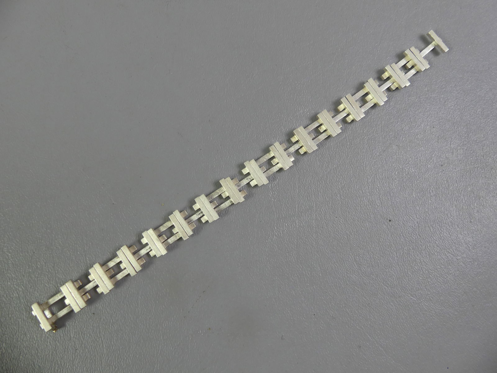 TIFFANY STERLING AXIS BRACELET - F. GEHRY: Scarce vintage sterling silver unisex bracelet in a modernist link design called AXIS and signed Tiffany & Co. 925 Italy and GEHRY for architect/designer Frank Gehry. Size: 8.5 in long and about 1/2