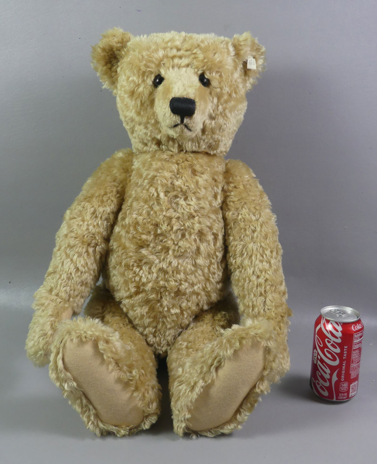24 IN. STEIFF GROWLER BEAR: Large vintage Steiff mohair bear with articulated arms and legs and growler box. 24 in tall. VG condition. NOTE: We can ship this item in-house.