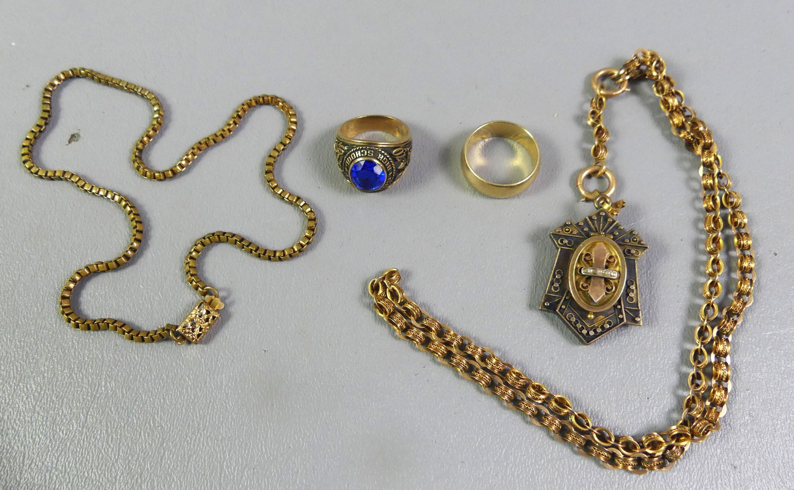 4 PIECES GOLD JEWELRY (1 of 2)