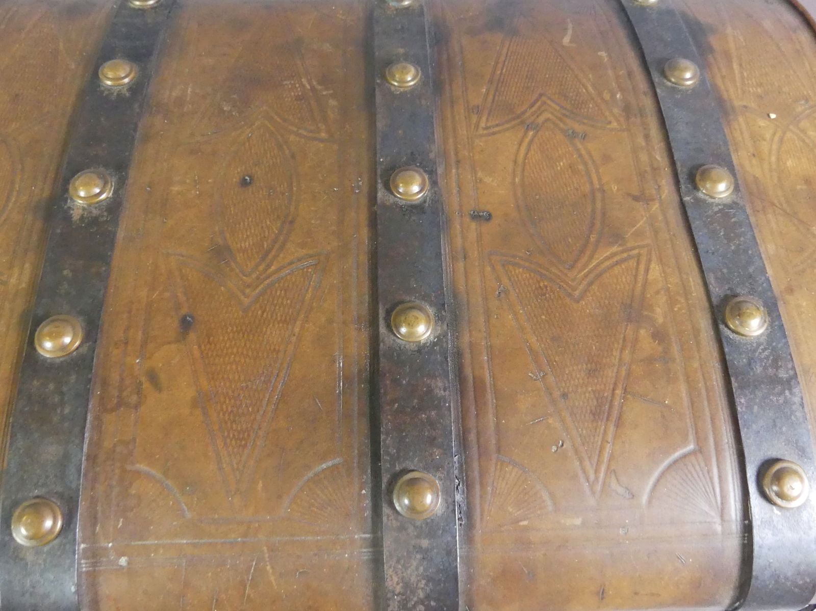 ANTIQUE STAGECOACH TRUNK - 4