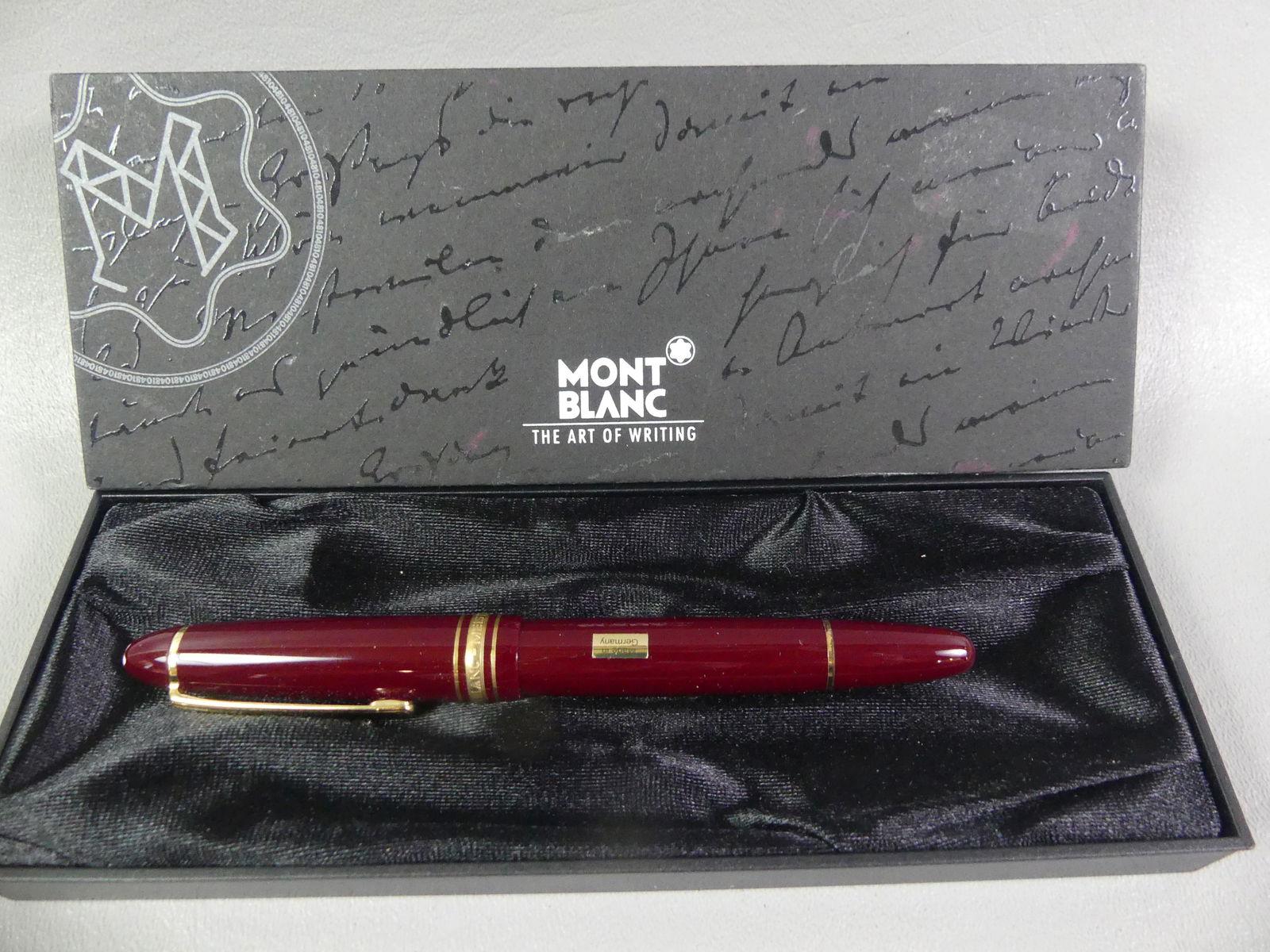 MOUNT BLANC 166R MARKER PEN: Vintage Mount Blanc of Germany Legrand Document Marker 166R with serial number 13439. 5.5 in long, in Mount Blanc box. VG condition. NOTE: We can ship this item in-house.