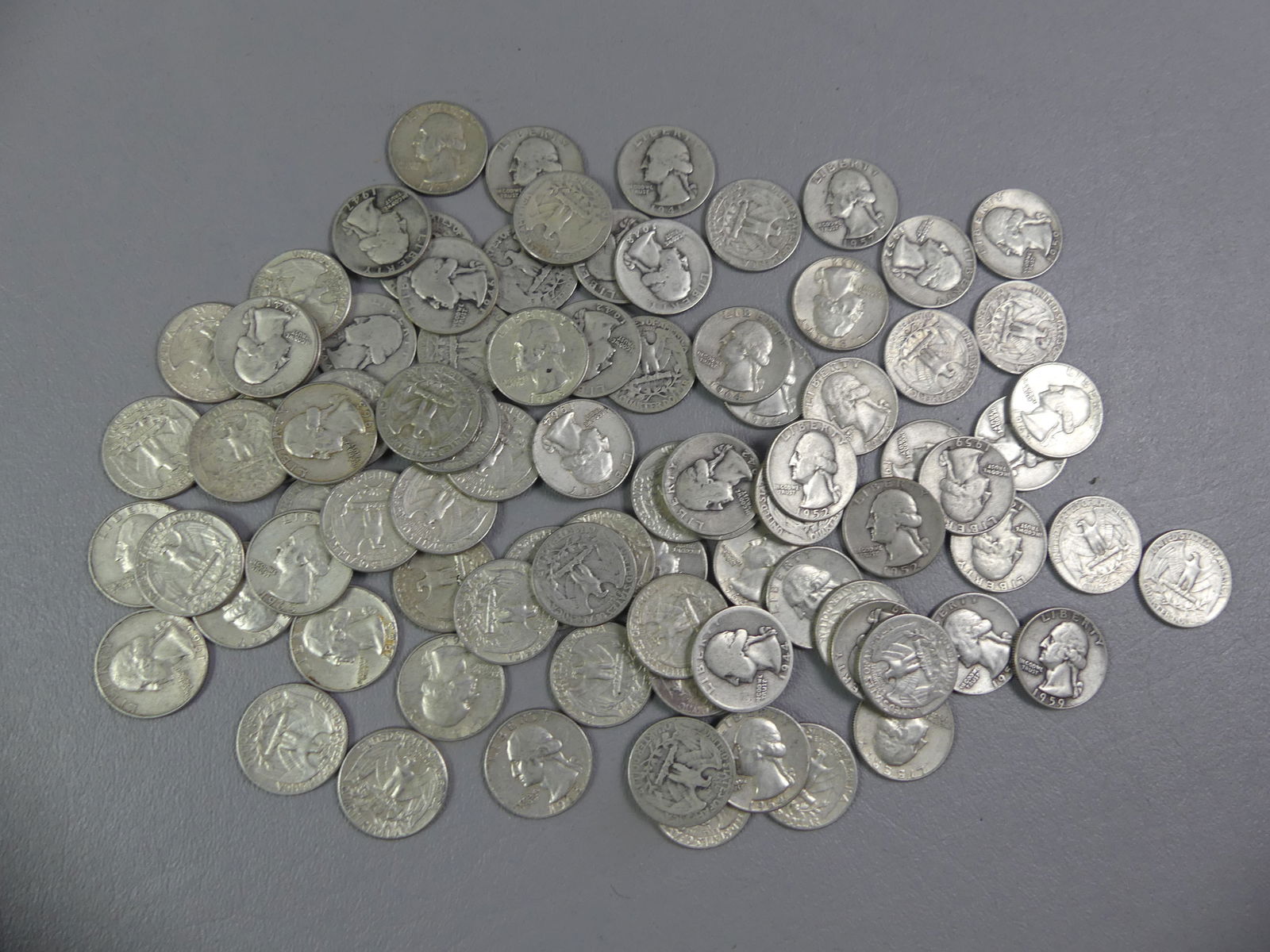 143 SILVER US QUARTERS: Assorted lot of 143 solid silver US quarters. Total weight 28.42 ozt. Ungraded. NOTE: We can ship this item in-house.