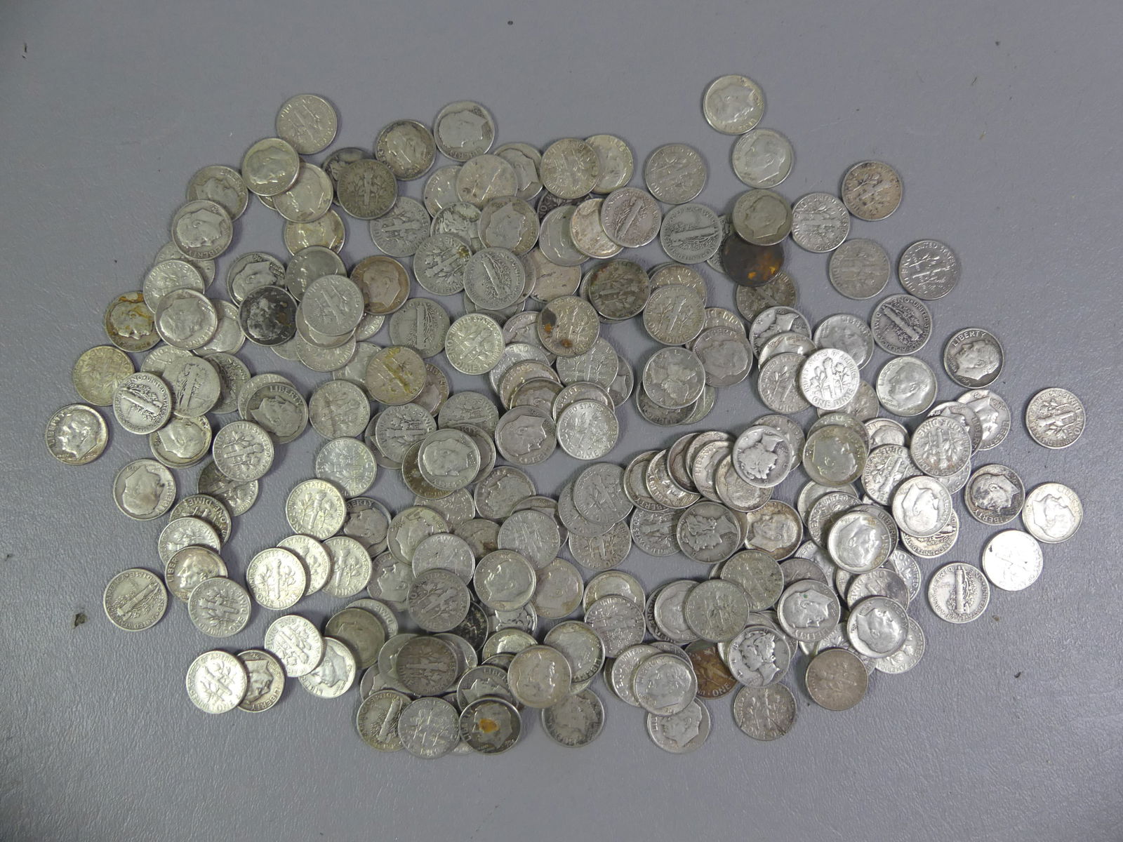220 SILVER US DIMES: Lot of approximately 220 solid silver US dimes with various dates. Ungraded. Total 17.45 ozt. NOTE: We can ship this item in-house.