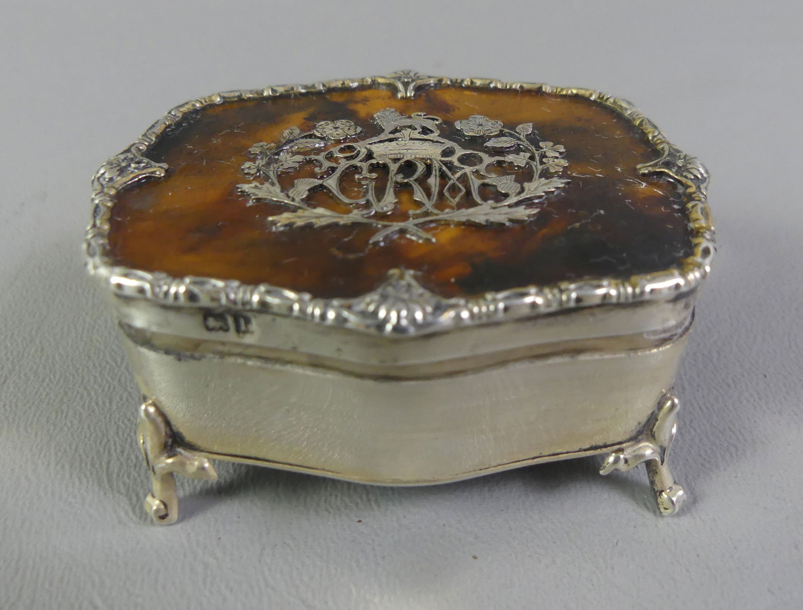 ENGLISH SHELL & STERLING TRINKET BOX: Antique English trinket box with shell lid and sterling silver mounts with coat of arms and monogram. Hallmarks for Birmingham, ca 1908, maker MN&W. 2.5 x 2 x 1 inch high. NOTE: We can ship this item