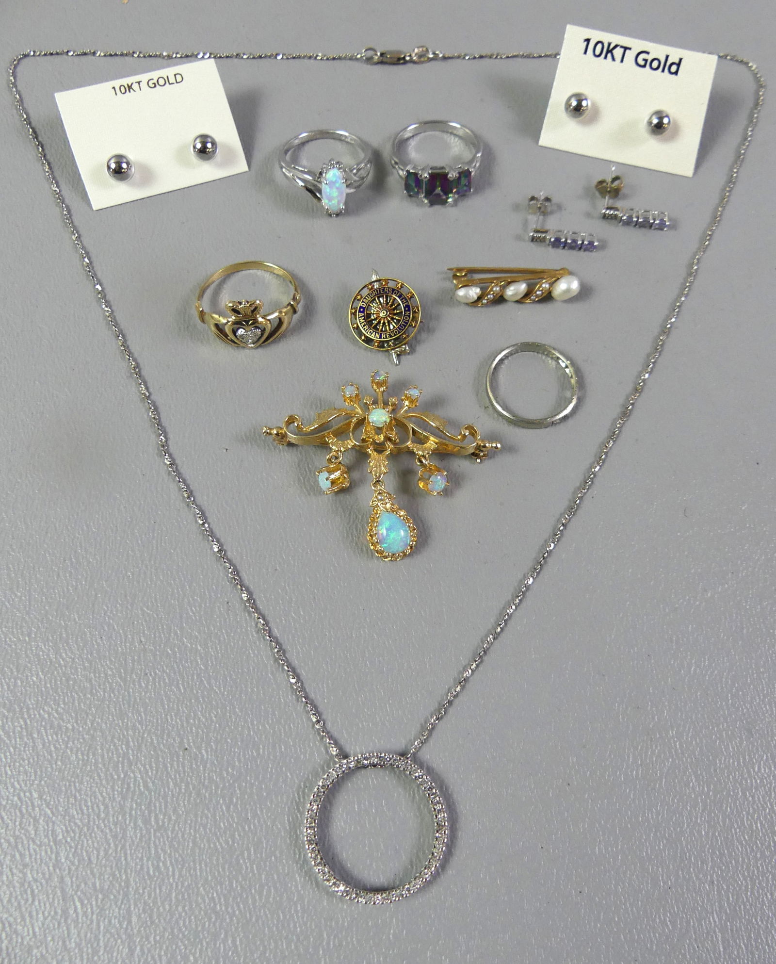 MISCELLANEOUS GOLD JEWELRY GROUP (1 of 3)