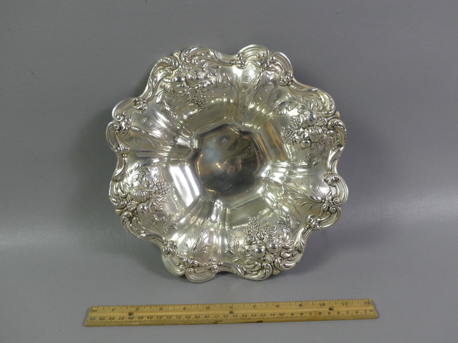 FRANCIS 1ST STERLING BOWL BY R&B: Old Reed and Barton sterling silver bowl in the Francis 1st pattern x569. 11.5 x 2.5 in deep. Weighs 21 ozt. VG condition, no monograms. NOTE: We can ship this item in-house.