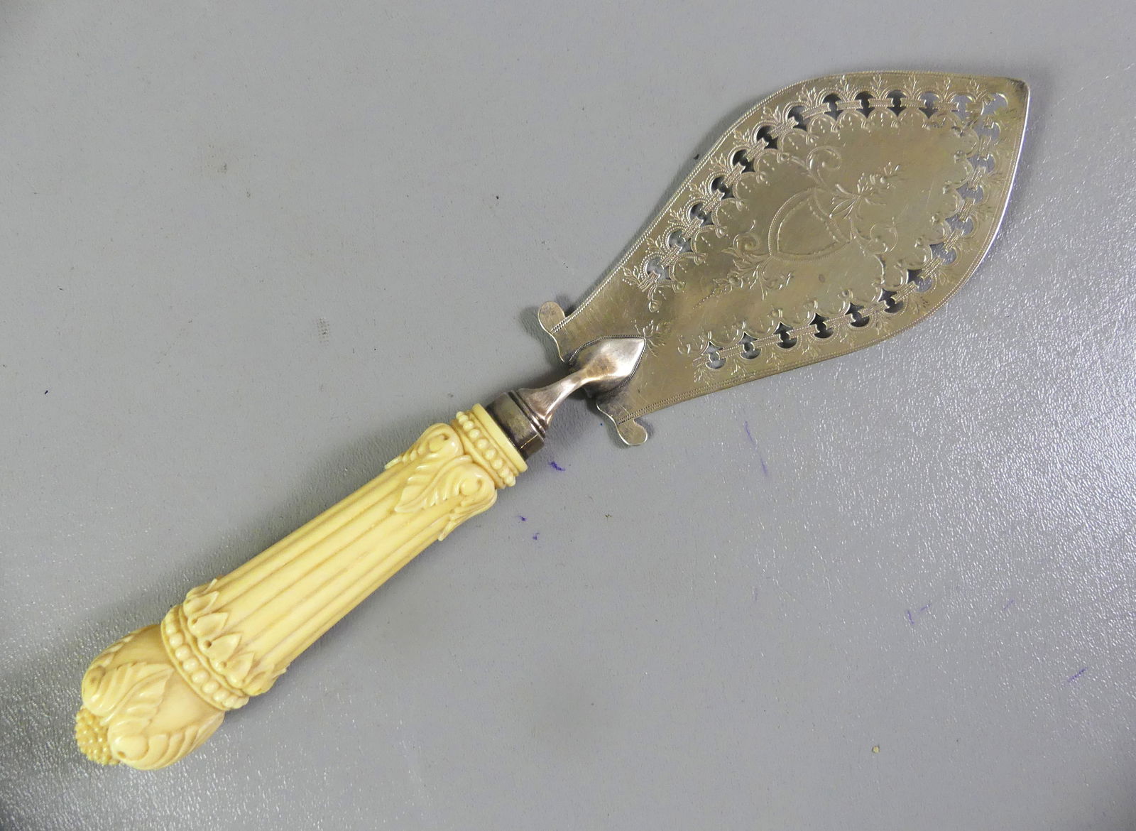 BATEMAN 1814 SILVER & BONE PIE SERVER: Georgian sterling silver and carved bone pie server with engraved and pierced blade, hallmarks for London 1813-14, maker Peter and Ann Bateman. 12 in long x 3 in wide, weighs 5.93 ozt. Good