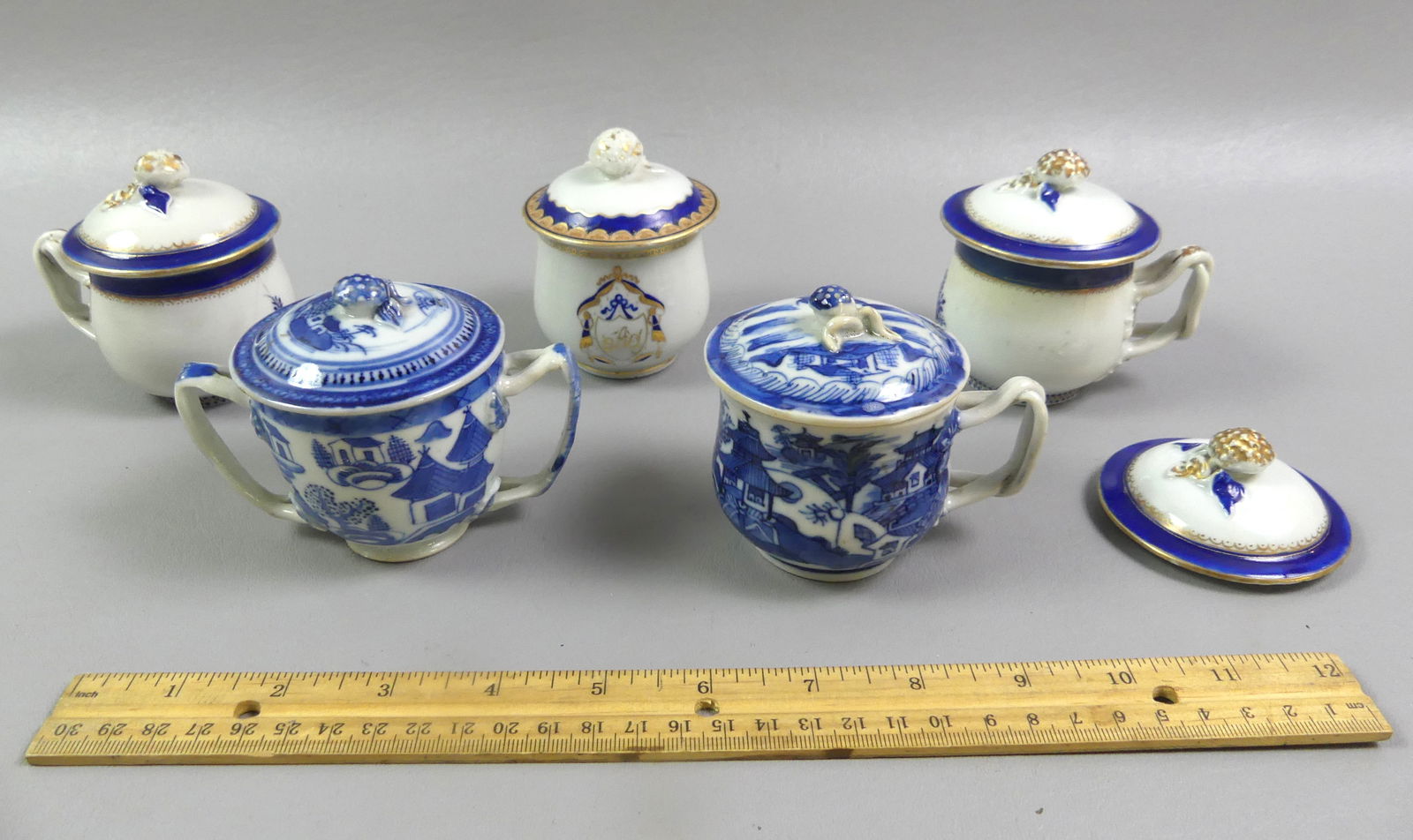 5 ANTIQUE CHINESE SYLLABUB COVERED CUPS: Assembled group of 5 early 19th century Chinese syllabub covered cups and one extra cover. 3 in tall. One missing handle, 2 others have an ageline. NOTE: We can ship this item in-house.