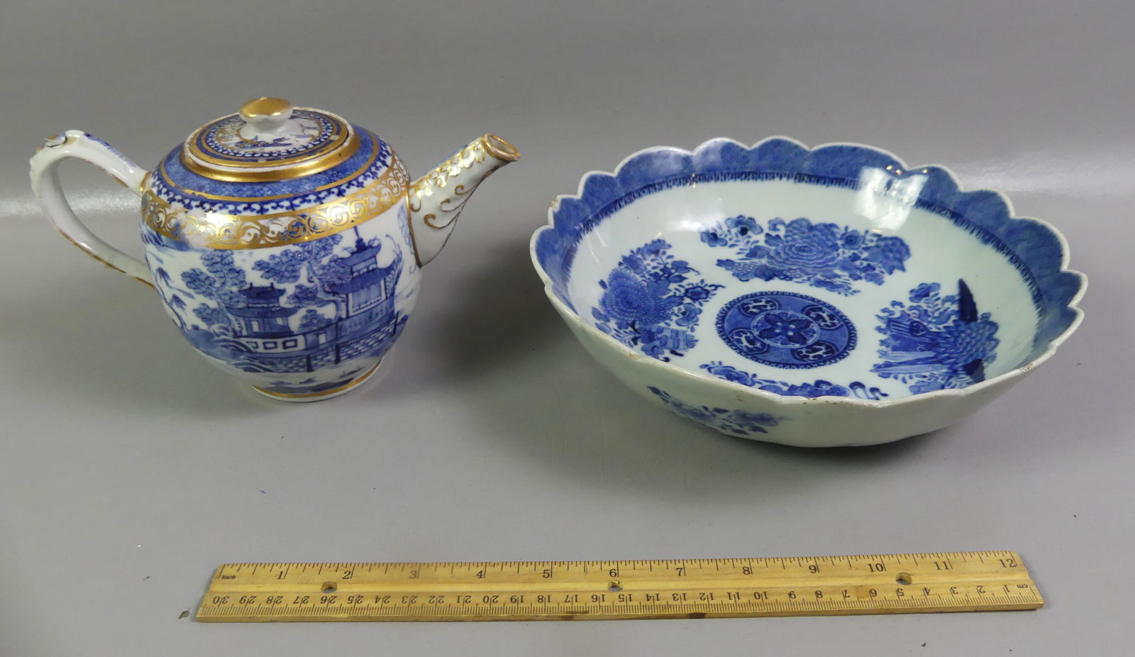ANTIQUE CHINESE TEAPOT & FITZHUGH BOWL: Lot 2 Chinese Export items: 5 in blue and white covered teapot with gilt designs (VG) and 10 in x 2.5 in deep scalloped Fitzhugh design bowl (couple chips on rim).