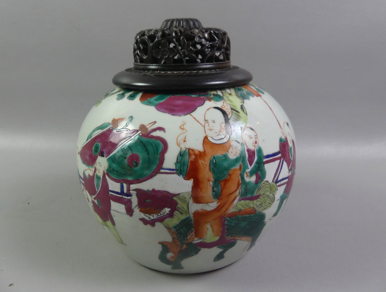 ANTIQUE CHINESE FAMILLE ROSE POT: Antique Chinese famille rose ginger jar with painted figures, finely carved wood lid. 9 x 8 inches. VG condition. NOTE: We can ship this item in-house.