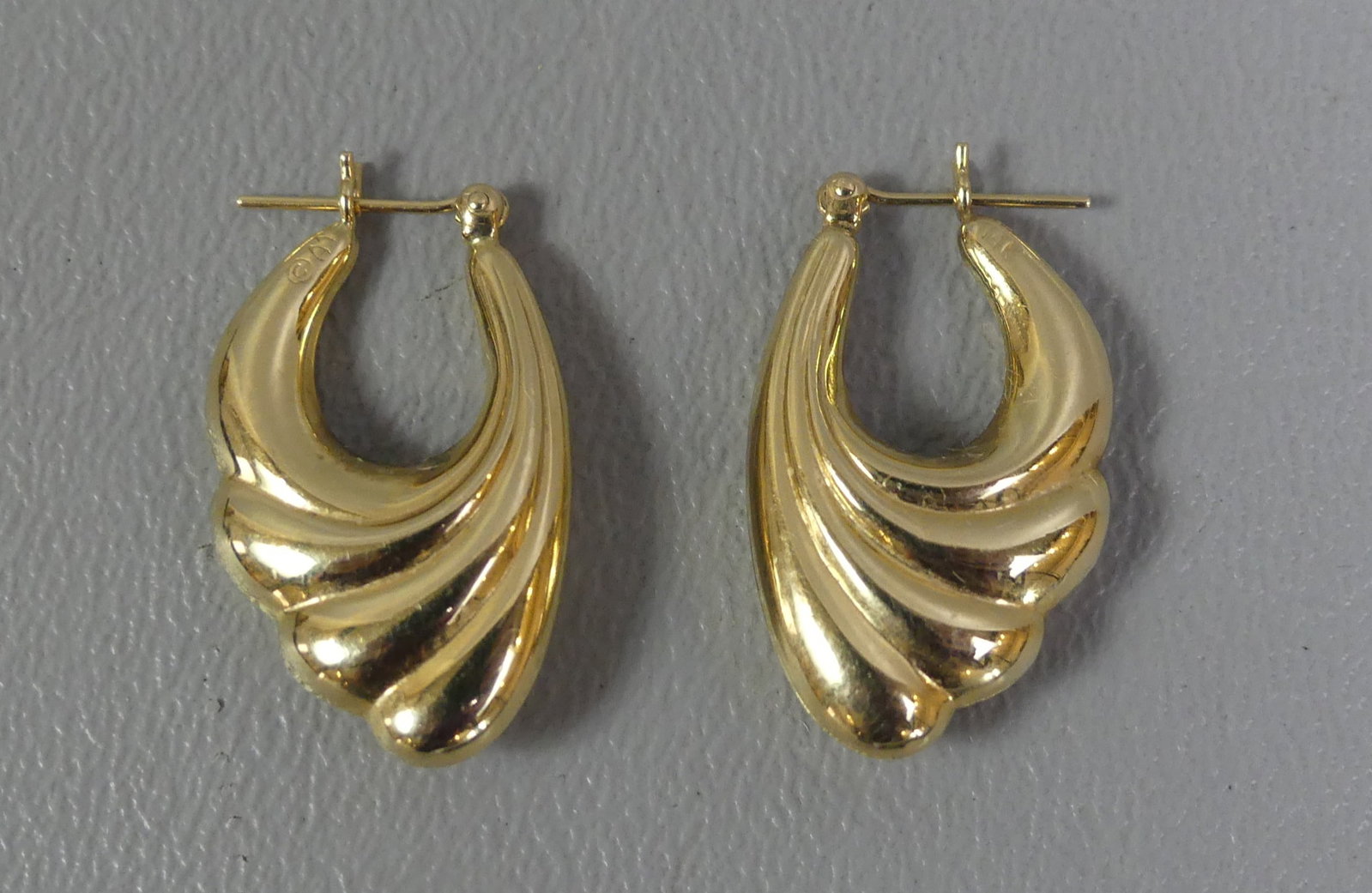 PR. 14K GOLD EARRINGS - SWIRL: Pair of 14k gold earrings in a swirl design, one inch long. Weighs 1.65 dwt. Note: We can ship this in-house.