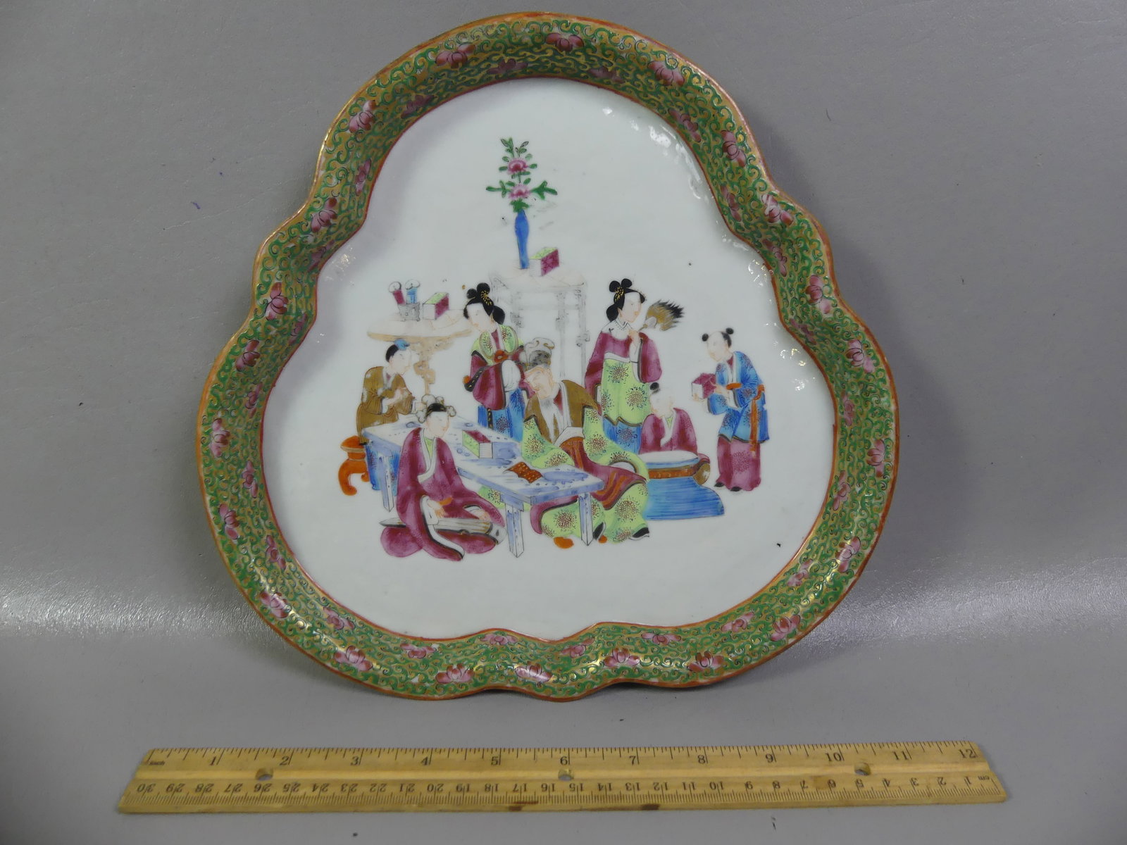 SHAPED CHINESE ROSE MEDALLION TRAY: 19th century Chinese Rose Mandarin triangular-shaped shallow serving tray. 10.5 x 1 in deep. Excellent condition. Note: We can ship this in-house.