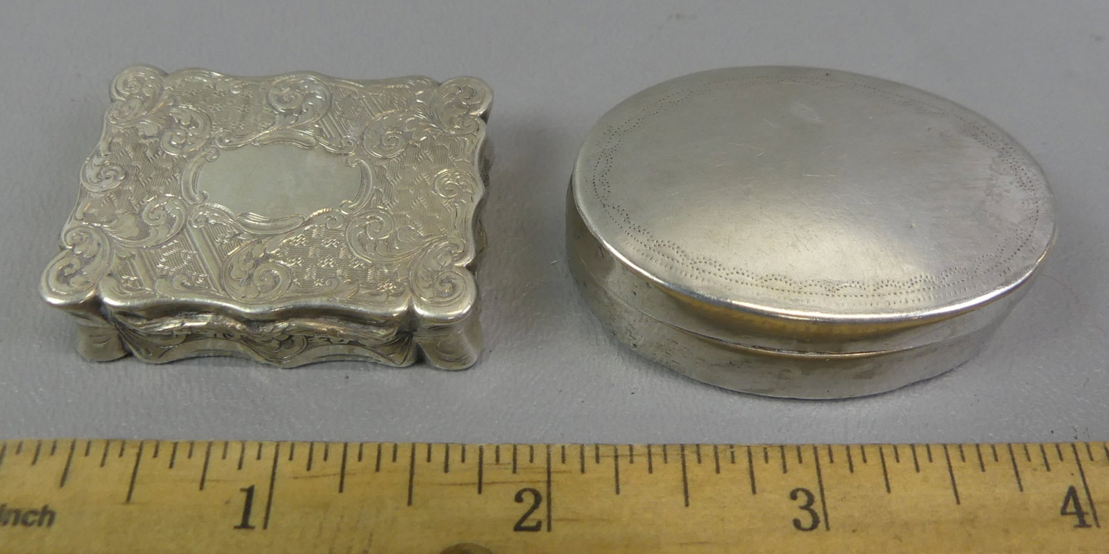 2 ANTIQUE ENGLISH STERLING SNUFF BOXES: 2 English sterling silver snuff boxes: Fancy with reticulated and hinged and gilt interior, hallmarks for Birmingham 1855/56 maker GW Co, 1.62 x 1.2 in size; and plain 1.75 in. oval press-fit box