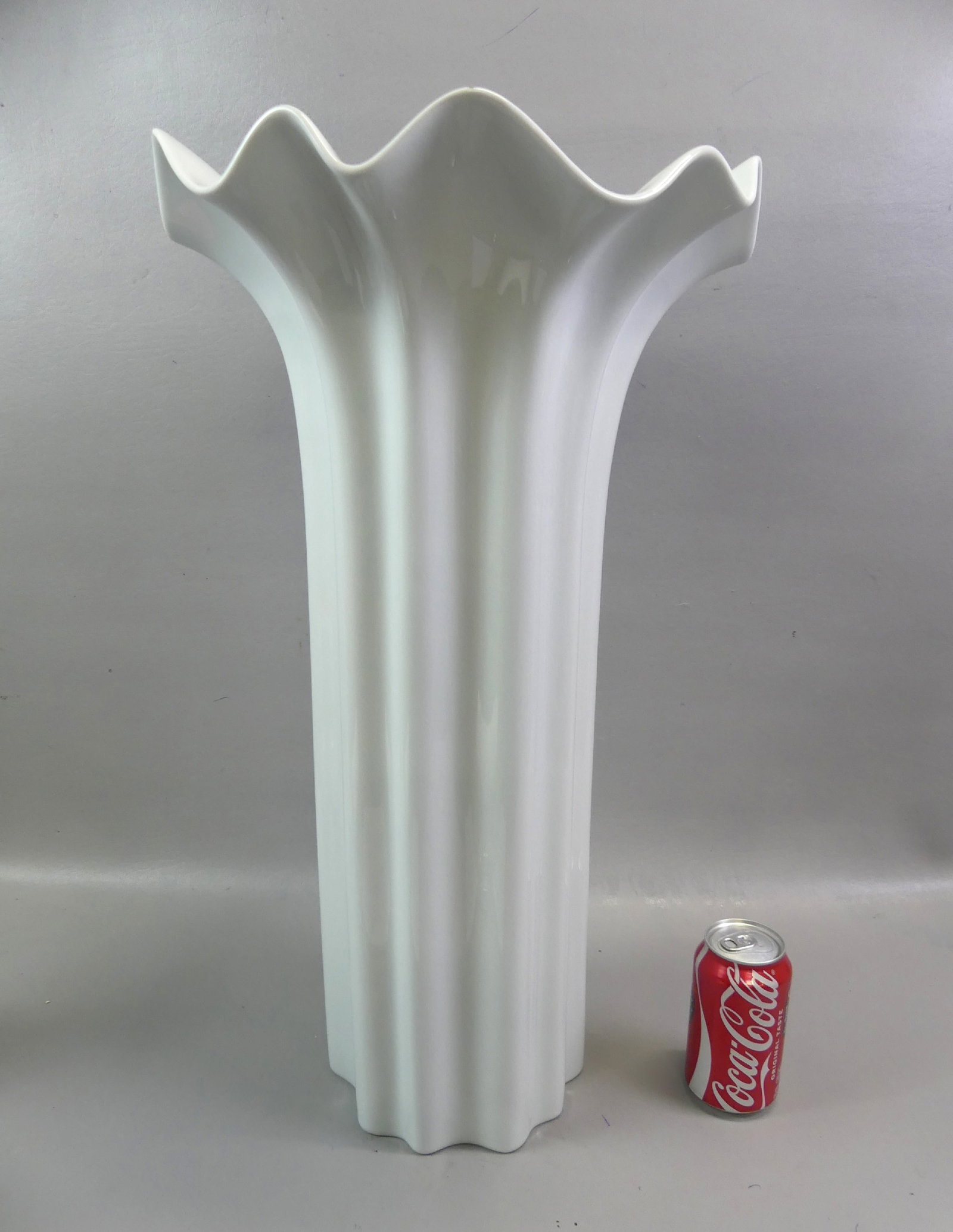 LARGE HUTSCHENREUTHER VASE / CANE HOLDER: Large white glazed and fluted porcelain vintage vase or umbrella/cane holder signed Hutschenreuther of Germany #6440. Size: 24 in tall and 13.5 across mouth. Excellent condition.