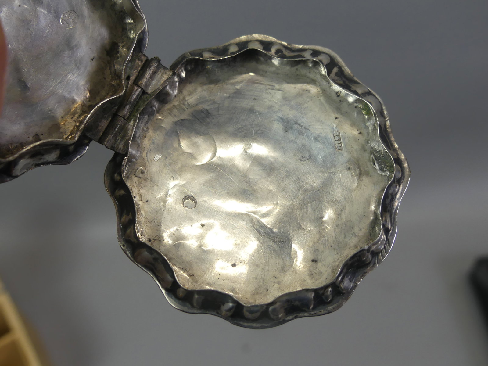 2 SILVER SNUFF BOXES - 1 RUSSIAN - 5