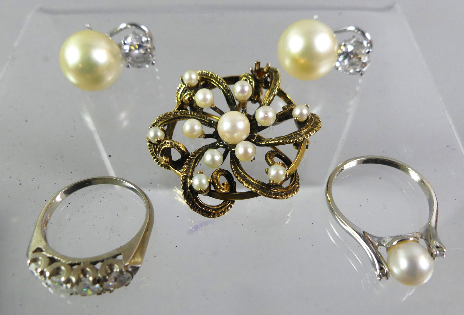 LOT 14K GOLD JEWELRY - PEARLS & CZ: Assorted lot of 14k gold jewelry: white gold ring with four cubic zirconias, size 6.5; yellow gold brooch with pearls, 1.25 in; pair white gold earrings with cubic zirconias; white gold ring with