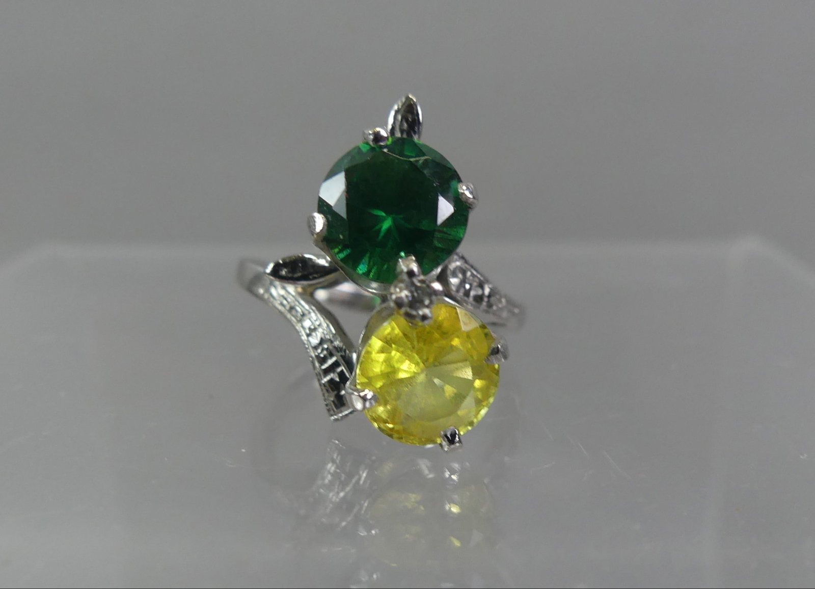 14K WHITE GOLD COCKTAIL RING: 14K white gold cocktail ring with yellow sapphire and green garnet (6.35mm diam), about size 5.5-6. Weighs 3.70 dwt.