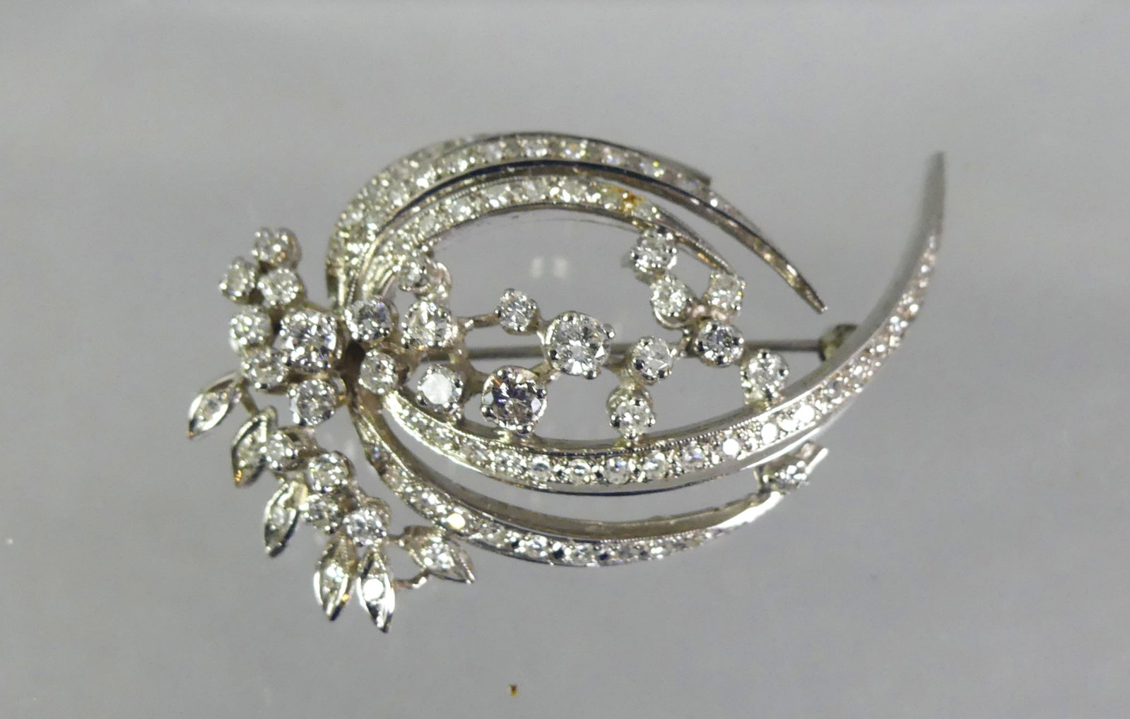 14K WHITE GOLD & DIAMONDS BROOCH: Lovely 14k white gold free-form brooch with many inset full-cut round diamonds. 2 in by 1 in high, weighs 6.05 dwt.