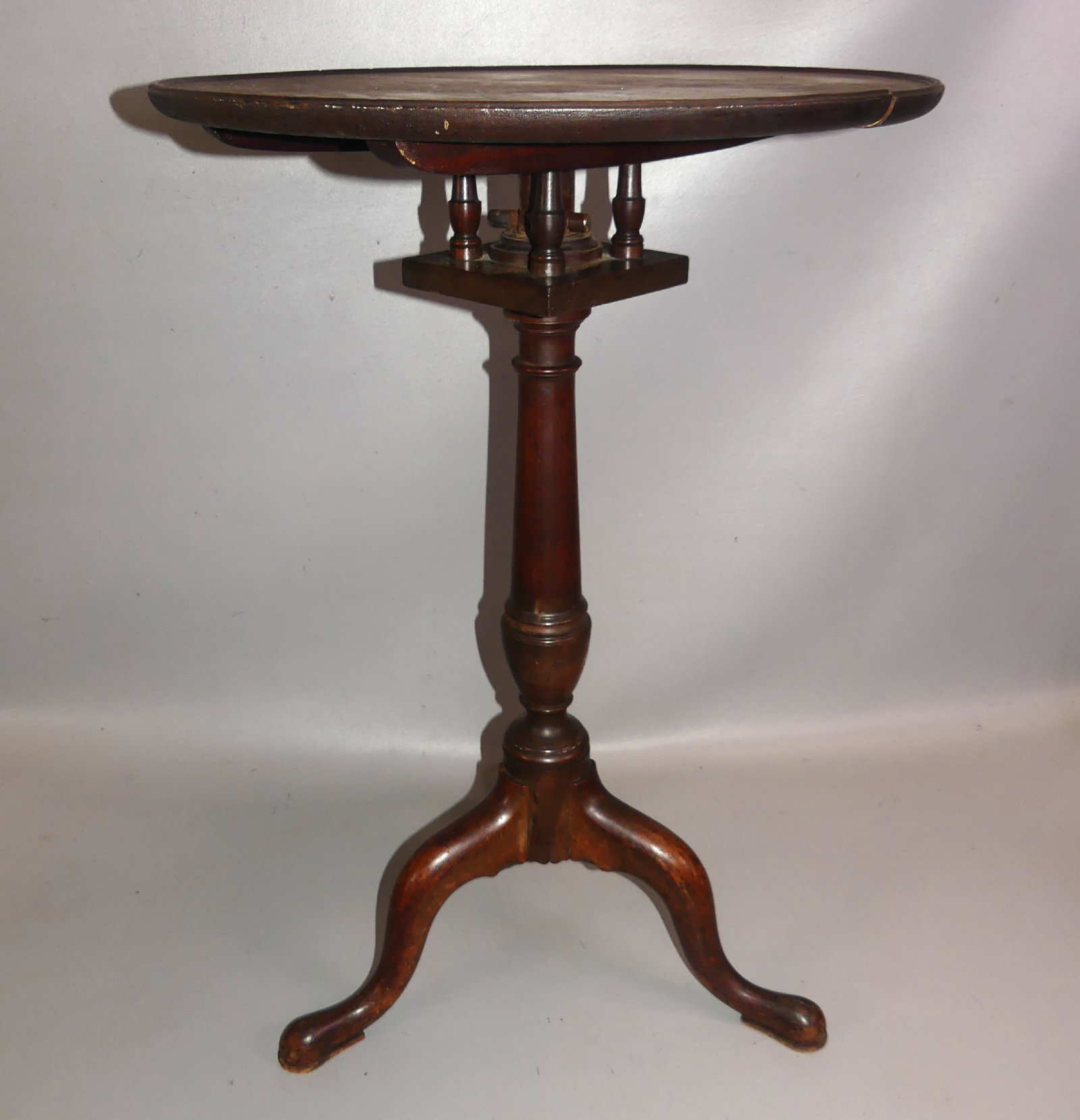 PERIOD BIRDCAGE TILT TOP TABLE: Period American birdcage tilt-top Queen Anne table, 28.5 in high, 19 in across dish top.