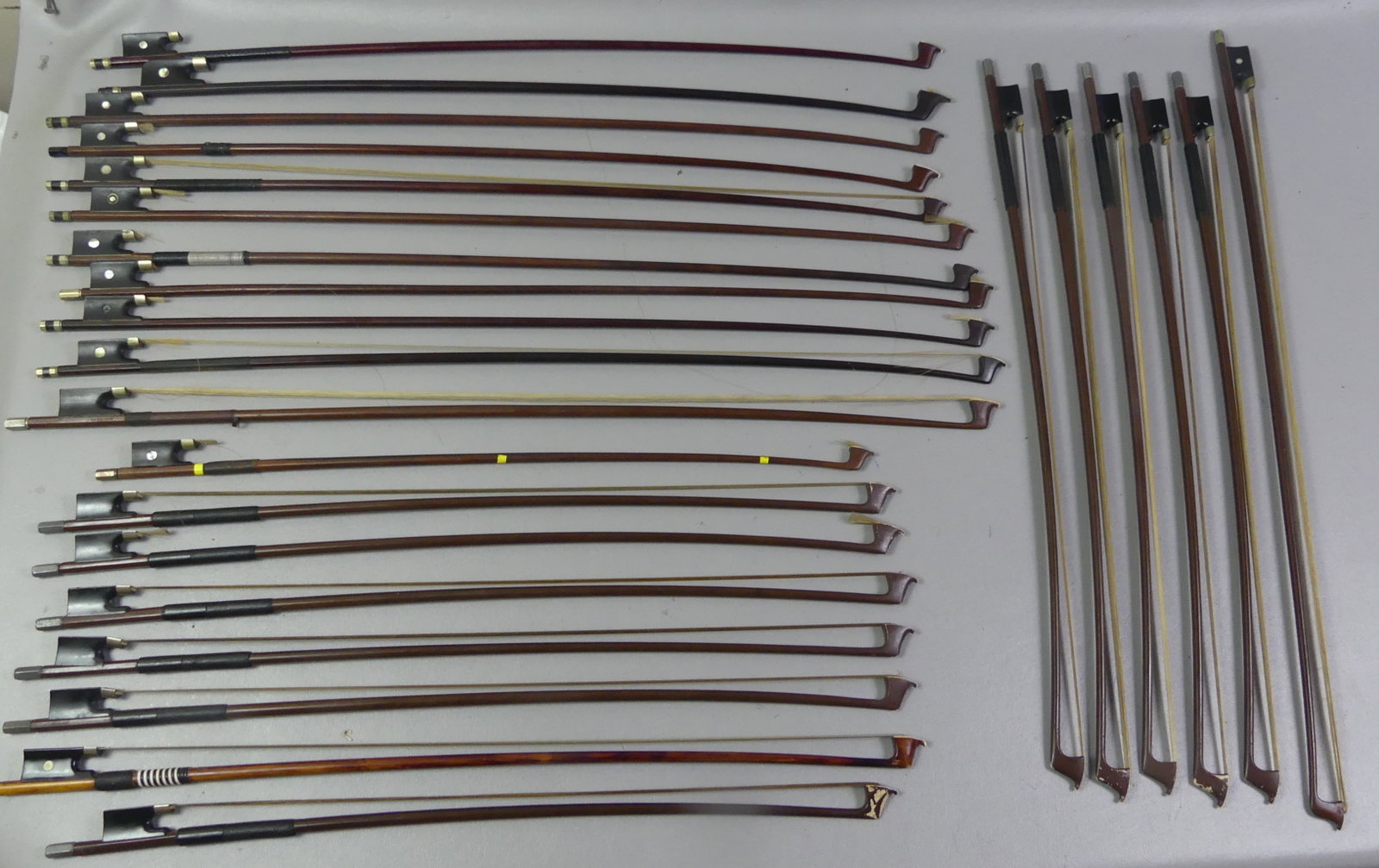 25 OLD VIOLIN BOWS - SOME SIGNED: Lot of 25 old violin bows as found, from 22-29 in long. Some are signed - Tourte (Bruno); A.H. Karr; Golden Strad (England); USSR Occupied Germany; AR Gardner; and several Glasser.