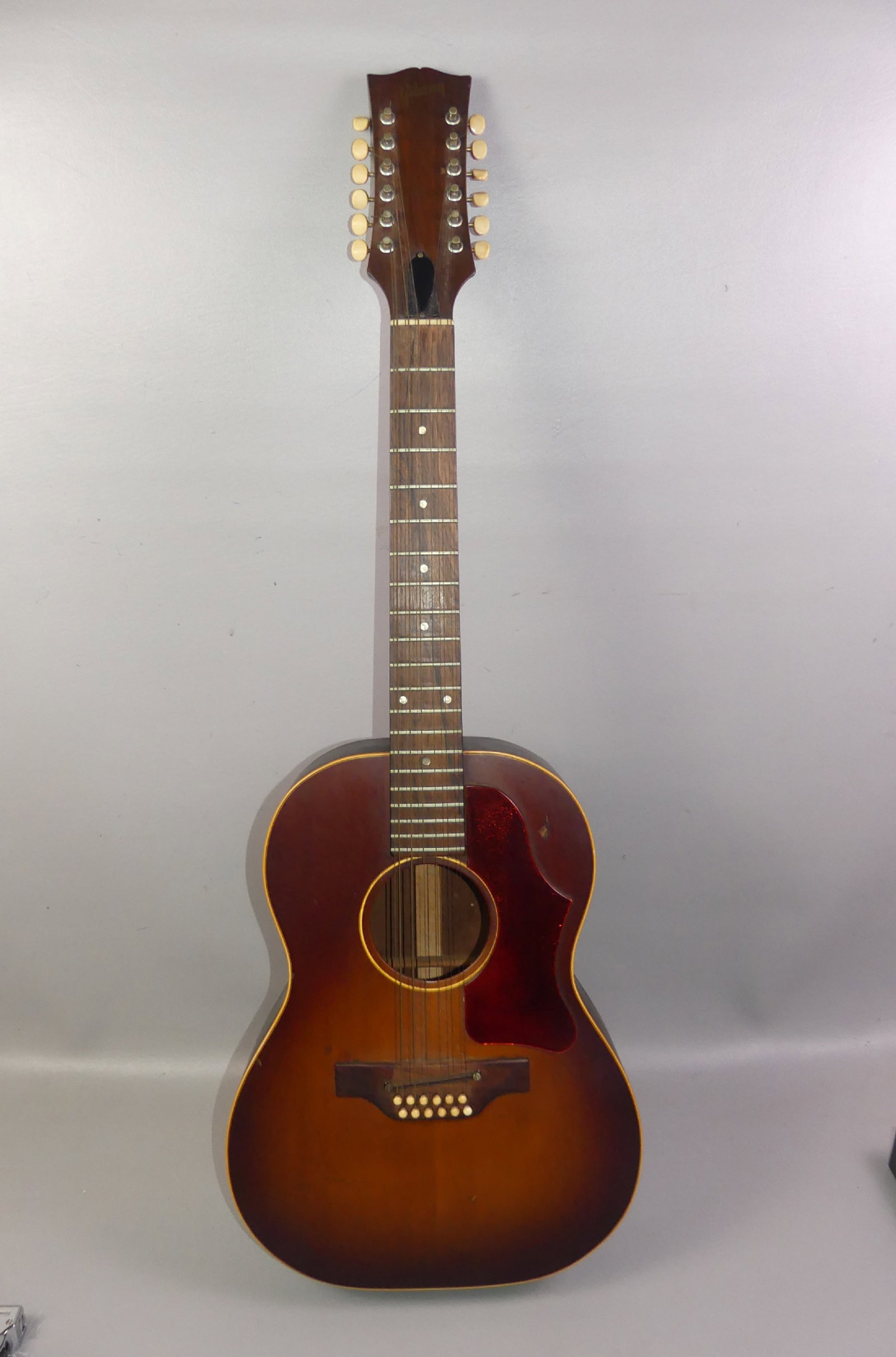 OLD GIBSON 12 STRING ACOUSTIC GUITAR: Old Gibson 12 string acoustic guitar with serial number 870462 (made 1958). Has rosewood neck, 42 in long. Good condition with some wear to finish.