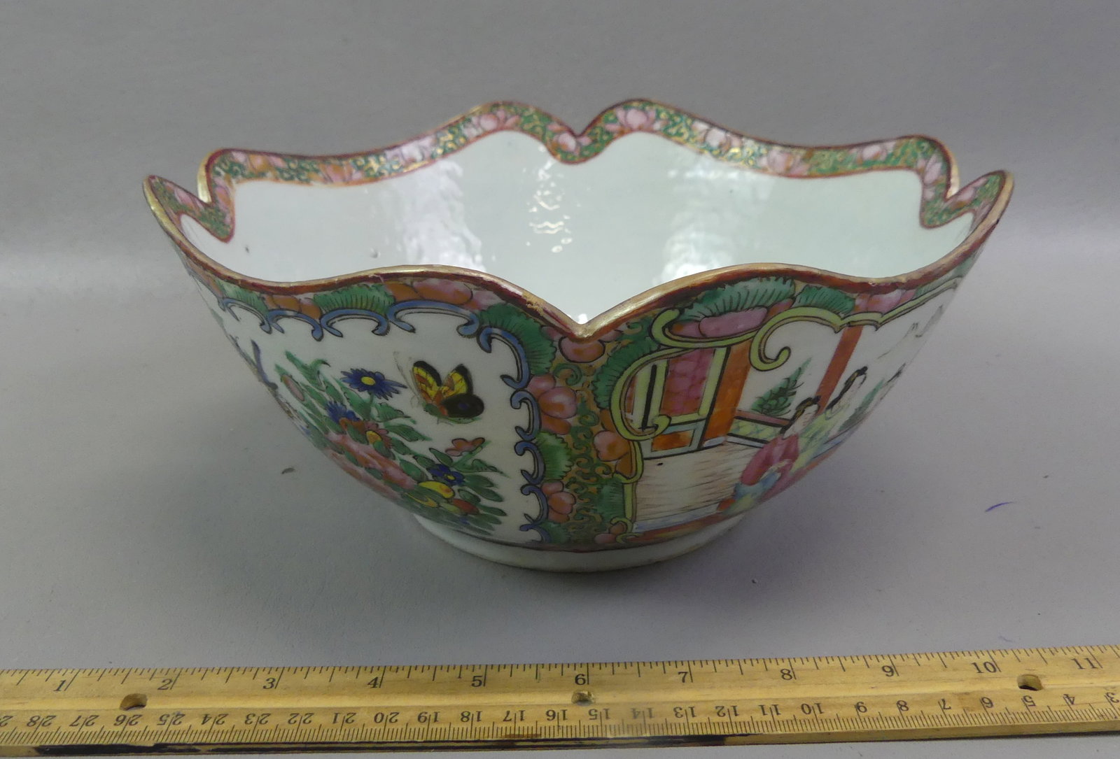 CHINESE ROSE MEDALLION SHAPED BOWL (1 of 3)