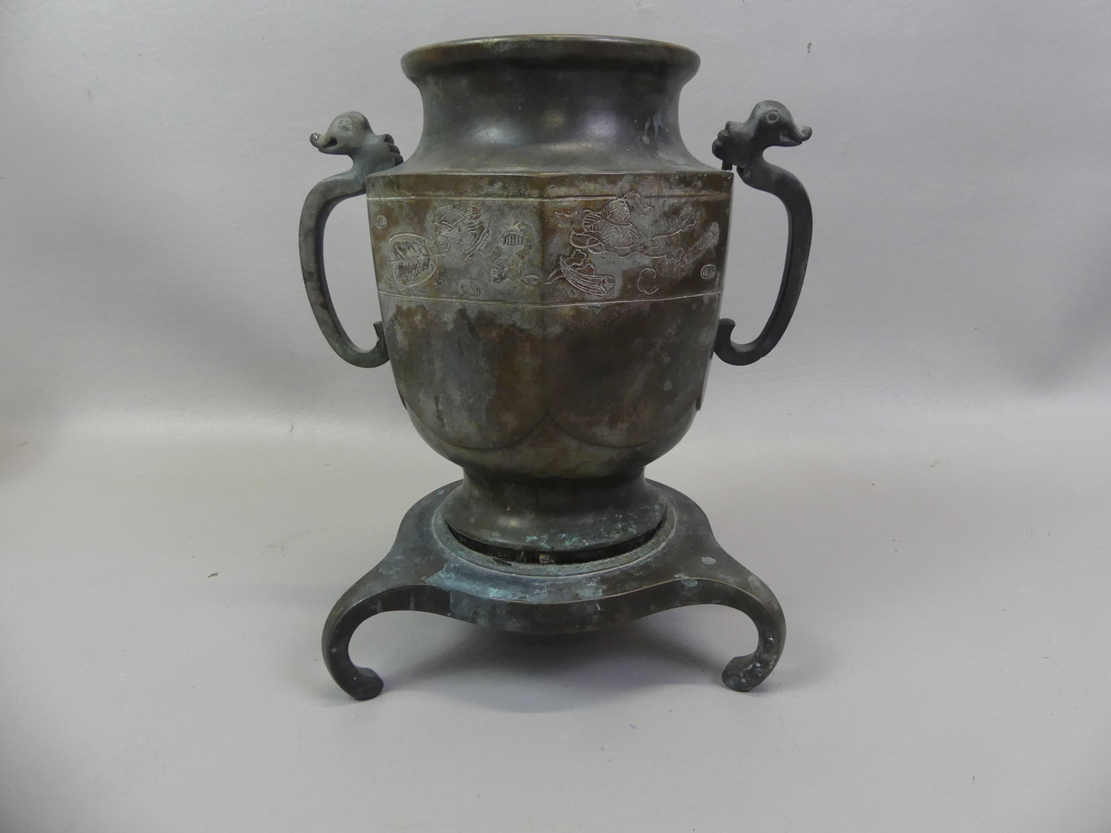 MING DYNASTY BRONZE VASE (1 of 7)