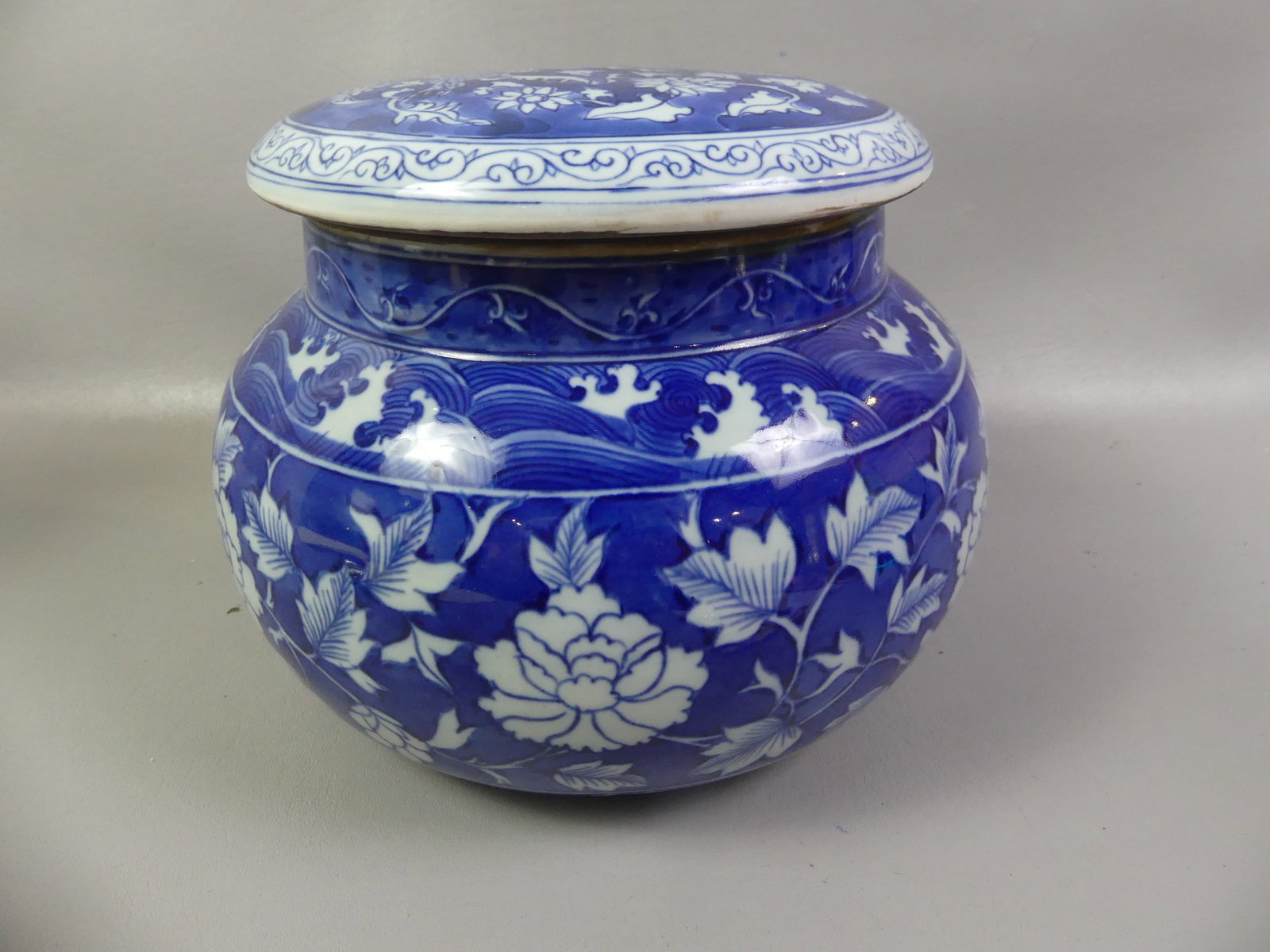 CHINESE BLUE & WHITE COVERED VASE: 19th century Chinese blue and white decorated and covered large vase or jar. Signed. Floral decoration with birds on lid. 7 in tall x 8.5 wide. VG condition.