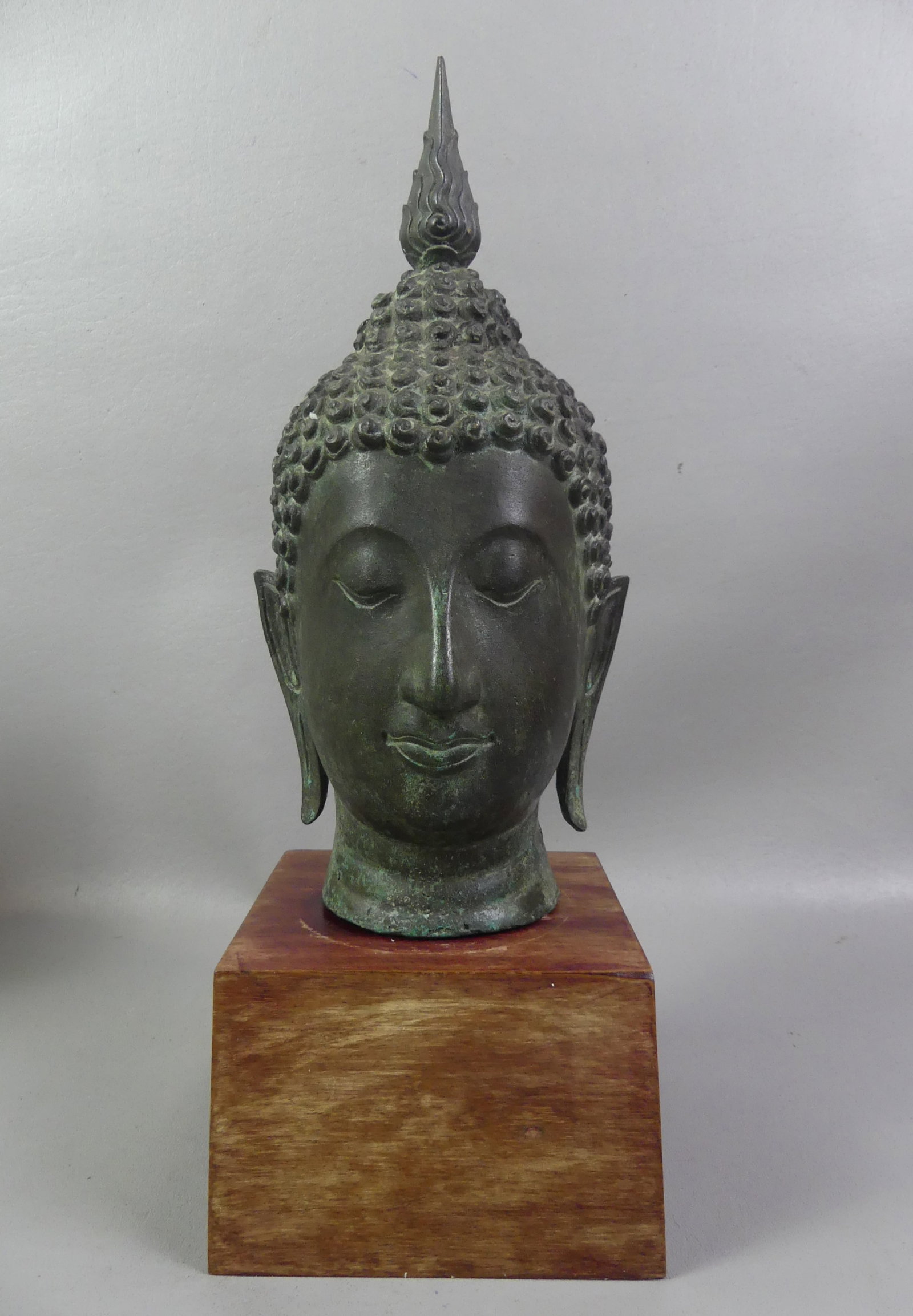 ANTIQUE BRONZE THAI BUDDHA HEAD (1 of 4)