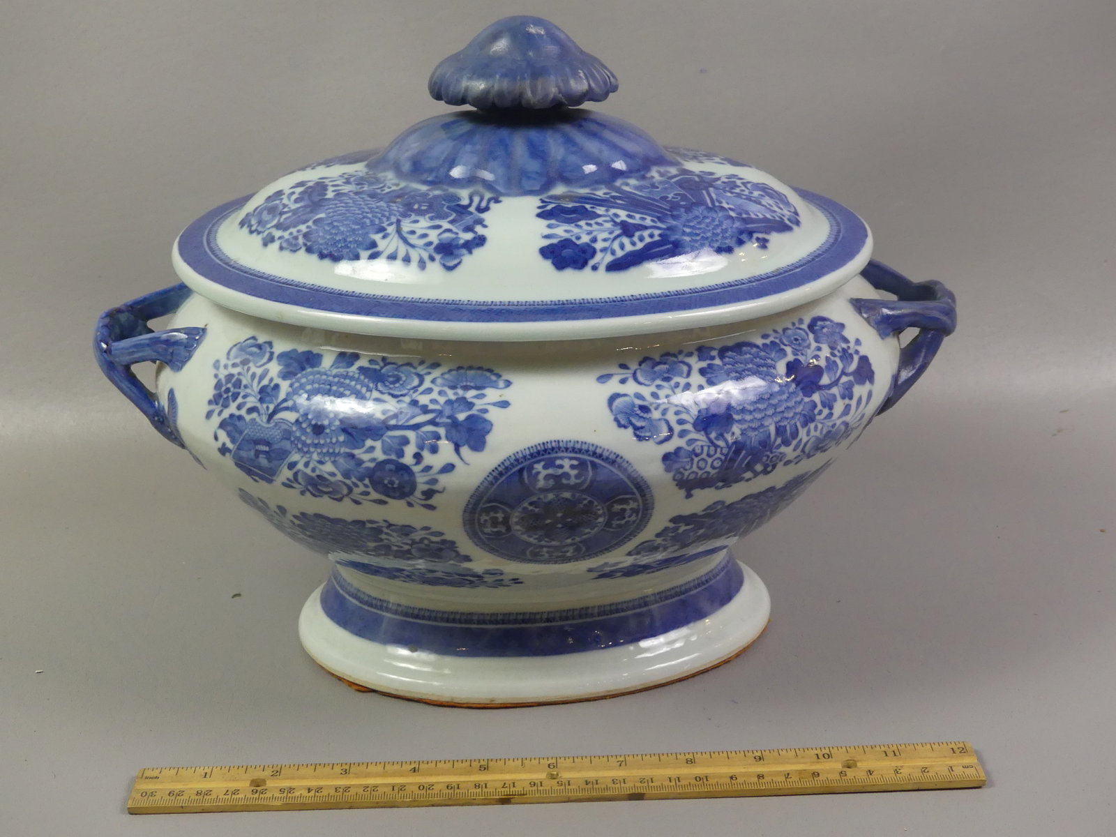 LARGE ANTIQUE CHINESE FITZHUGH TUREEN: Large circa early 1800's blue Fitzhugh Chinese Export ceramic covered tureen. VG condition, no imperfections. Size: @
