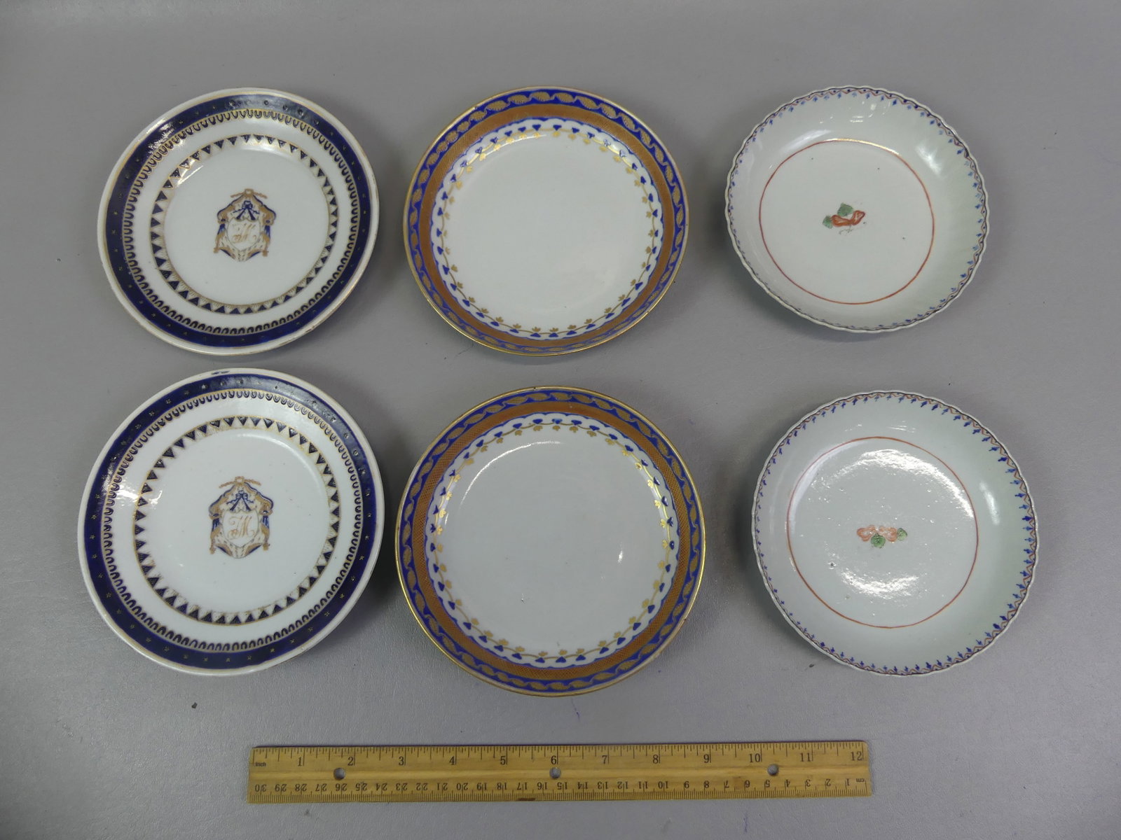 3 PAIRS CHINESE QIANLONG PLATES: Lot of six (3 pairs) Chinese Qianlong 18th century small plates or shallow bowls to 6 in diameter: cobalt blue and gold with armorial; blue and gold; and blue and iron-red with center fruit