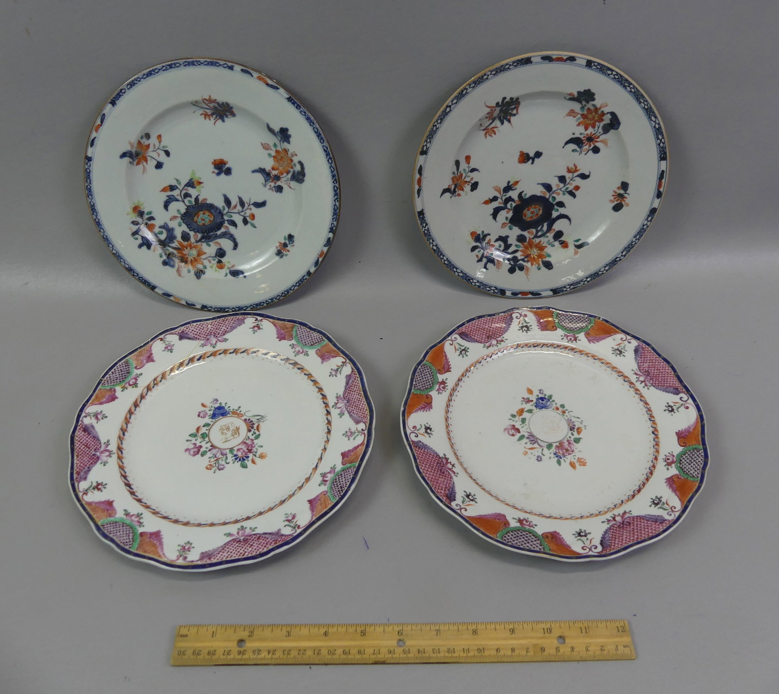 2 PAIRS 18TH C. CHINESE PLATES: Lot 4 Chinese Qianlong plates to 9.5 in: Pair floral decorated in cobalt blue and orange (both excellent); and pair polychromed with floral design and monogram in center (one with hairline/small rim