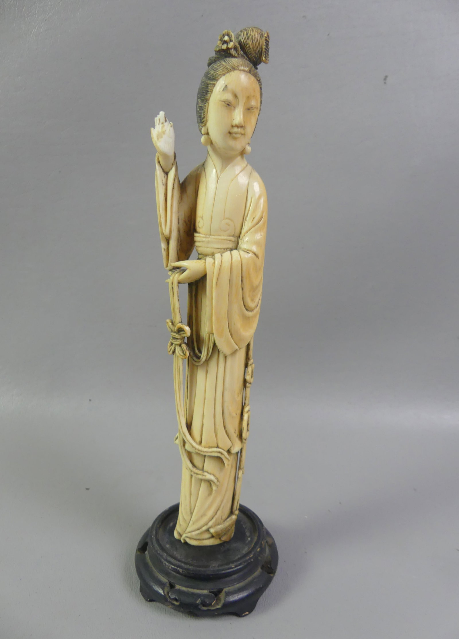 ANTIQUE CHINESE CARVED FIGURE OF A LADY (1 of 3)