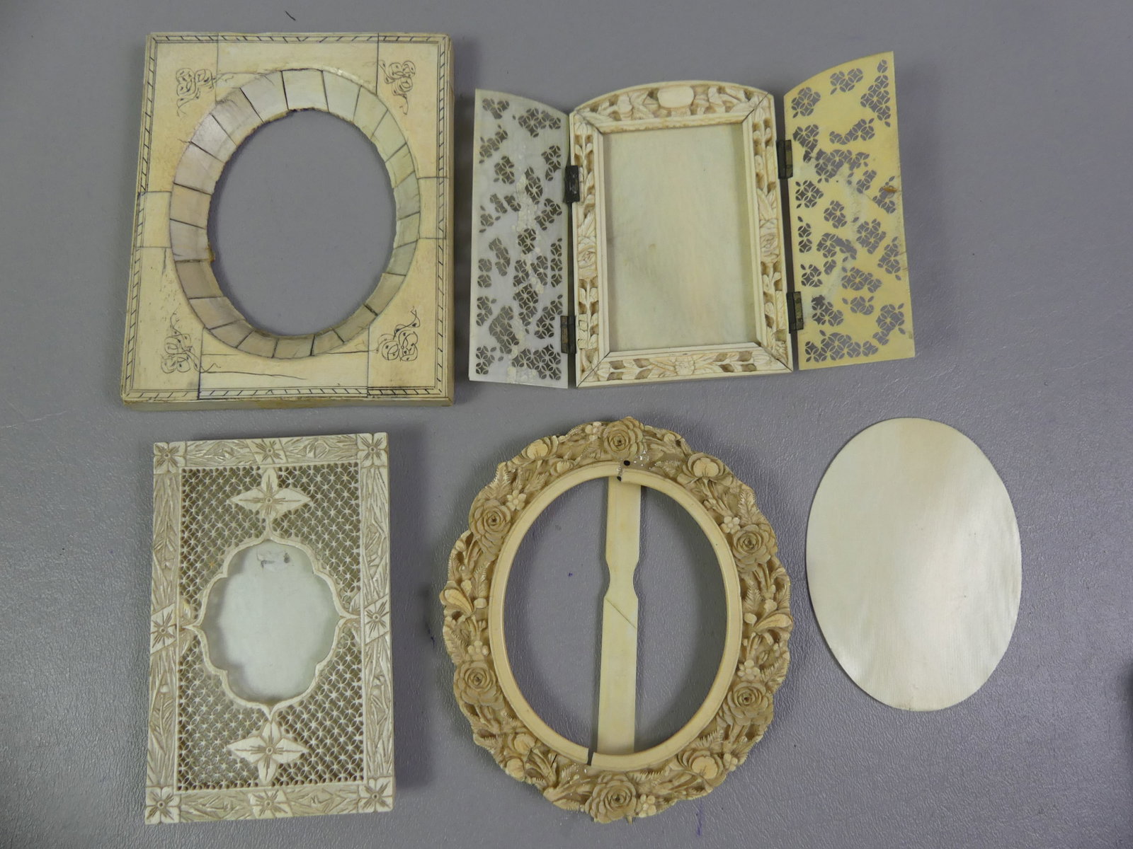 4 CARVED ASIAN MINI FRAMES: Lot of 4 elaborately carved organic miniature frames from 3.75 to 5 in wide. Two of the frames are finely carved and reticulated, one with folding doors. Oval one is repaired.