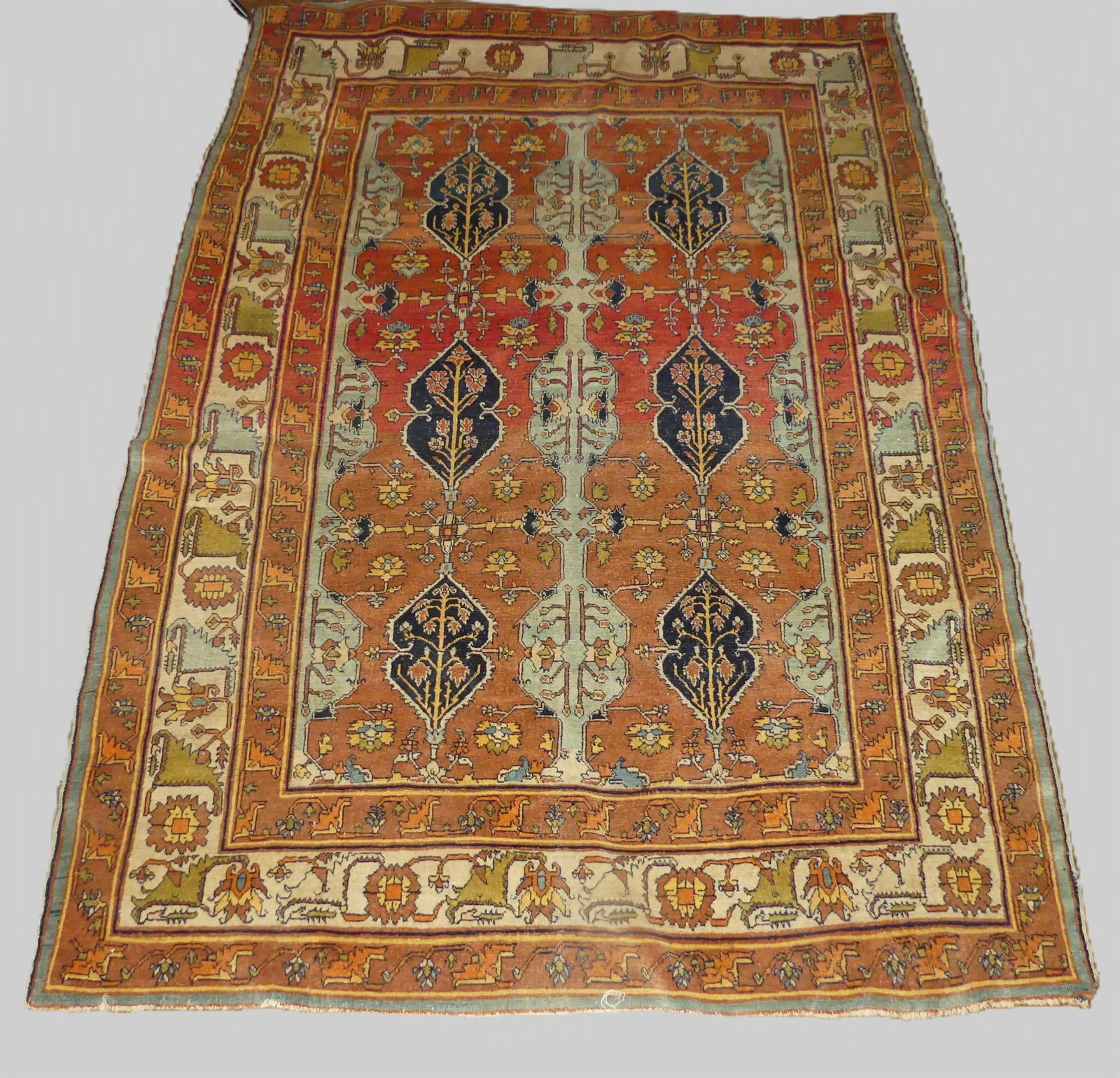 ANTIQUE SERAPI HERIZ RUG: Fine antique Serapi or Heriz scatter rug, 4 ft 5 in x 6 ft 1 inch. VG condition, minor abrash