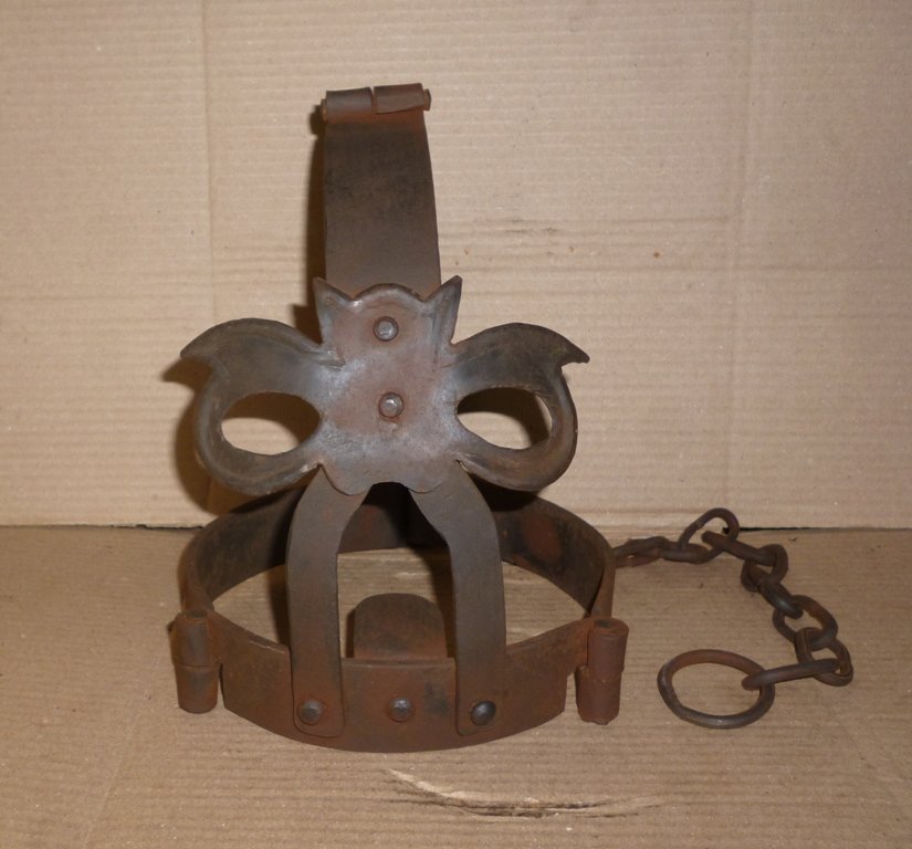 BRANK SCOLDS TORTURE HELMET TONGUE PLATE TORTURE JOKER: RARE BRANK SCOLDS TORTURE HELMET, WEIGHT ON TONGUE AND CHAIN.AT FRONT DESIGN OF JOKER EYES. A PEACE GOES IN MOUTH AND REST AT TONGUE, WITH WEIGHT OF HELMET REST ON TONGUE THEREFORE VERY PAINFUL TO WEA