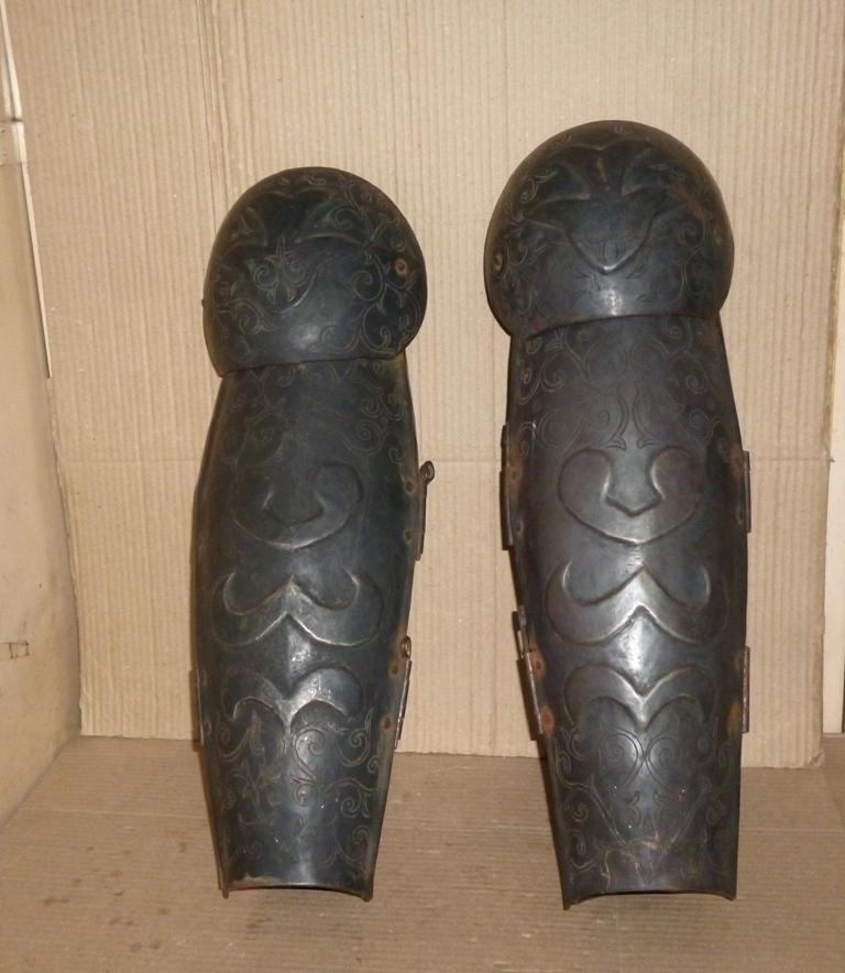 OLD WARRIOR LEG GUARD SET HAND ENGRAVED STEEL: Rare warrior protection leg guard set made of steel. Leg guard set to protect from attack in war and opens from side to wear easily. Knee portion is movable. It is movable from knee side. Guards has b