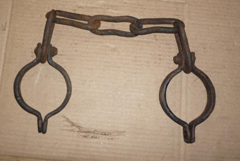 OLD STEEL HAND SHACKLE TRANSPORT ENEMY / SLAVE (1 of 7)