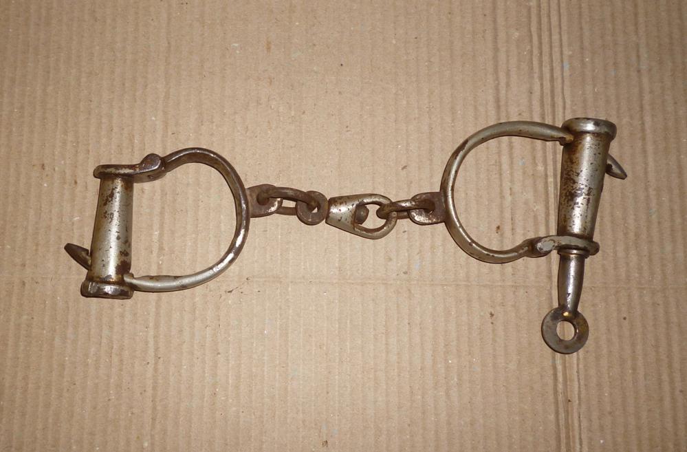 METAL  HANDCUFFS IN WORKING CONDITION WITH KEY (1 of 5)