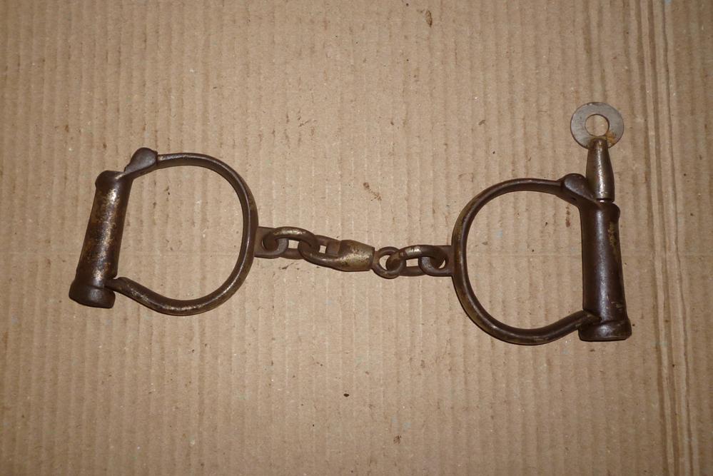 RARE METAL  HANDCUFFS IN WORKING CONDITION WITH KEY (1 of 4)