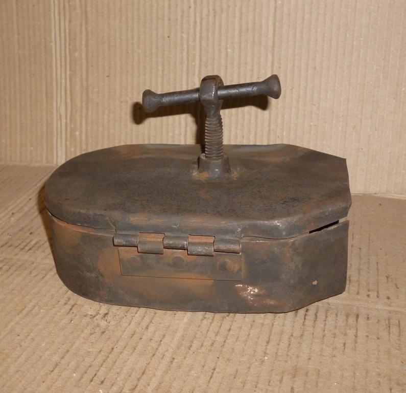 HAND CRUSHER ENEMY SLAVE TORTURE TAKE TRUTH OUT (1 of 6)