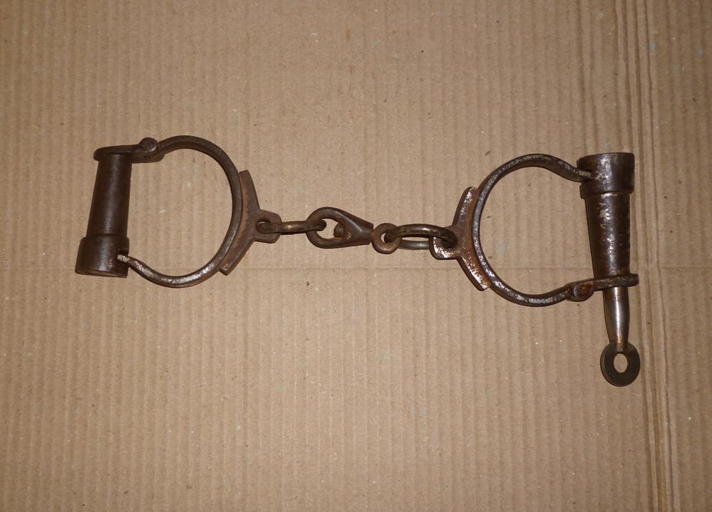 METAL  HANDCUFFS IN WORKING CONDITION WITH KEY (1 of 5)