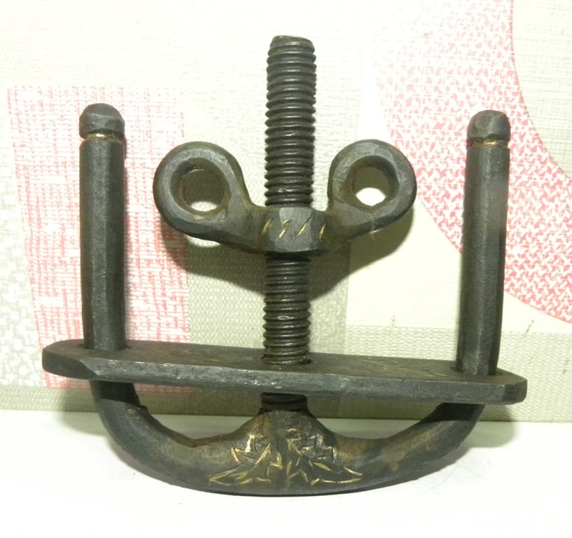 STEEL FINGER CRUSHER HAND ENGRAVED GOLD PAINT (1 of 5)