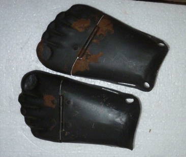 OLD WARRIOR FOOT GUARD SET STEEL HAND MADE: Rare steel foot guard for warrior to be worn on shoes.This is beautifully hand made with detailed work. This is to protect from enemy attack on foot. This can be bent according to warrior need.Belt of