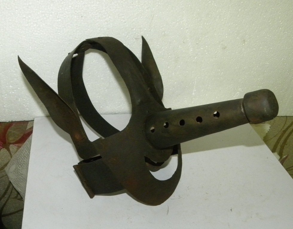 BRANK SCOLDS BRIDLE SHAME MASK HUMILIATION LONG NOSE , EARS: RARE HAND MADE STEEL SHAME, HUMILIATION AND TORTURE MASK WITH LONG TOUNGE FOR WHO DOES ANYTHING WRONG IN SOCIETY.Such iron masks were used in older times to punish person who does anything wrong in so
