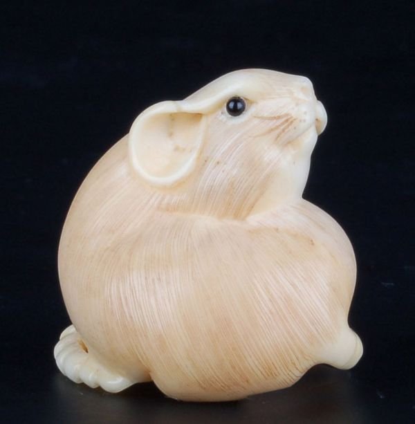 Netsuke. Rat. Japan. 2nd half of 20th cent.: Netsuke. Rat. Japan. 2nd half of 20th cent. Graven and carved ivory. Signed to the ground. size: H. 2,5 cm. Netsuke. Ratte. Japan. 2. Hälfte 20. Jh. Elfenbein, geschnitzt und graviert. Am Boden signi